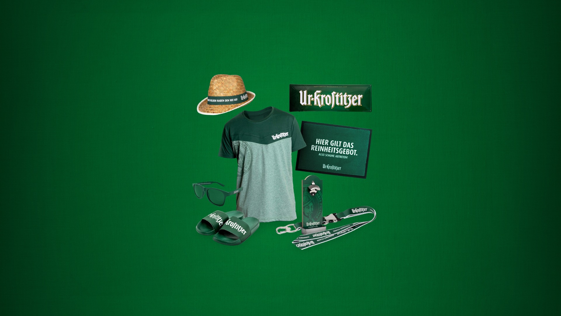 Verschiedene Gegenstände wie ein T-Shirt, eine Sonnenbrille und ein Hut sind auf grünem Hintergrund angeordnet.