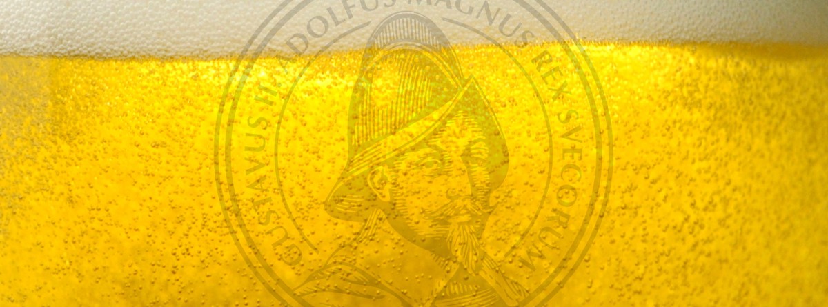 Gelbes Getränk mit Kohlensäure und Schaum enthält das eingravierte Porträt einer historischen Figur.