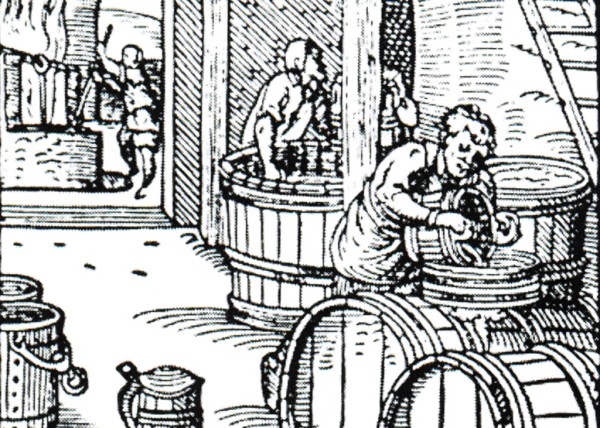 Historische Druckgrafik zeigt Menschen bei der Arbeit in einer Brauerei mit großen Holzfässern.