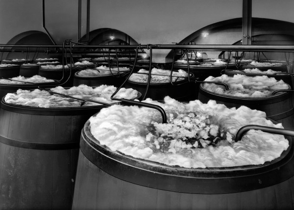 Große Metallbehälter sind mit schaumiger Substanz gefüllt und durch Rohre verbunden.