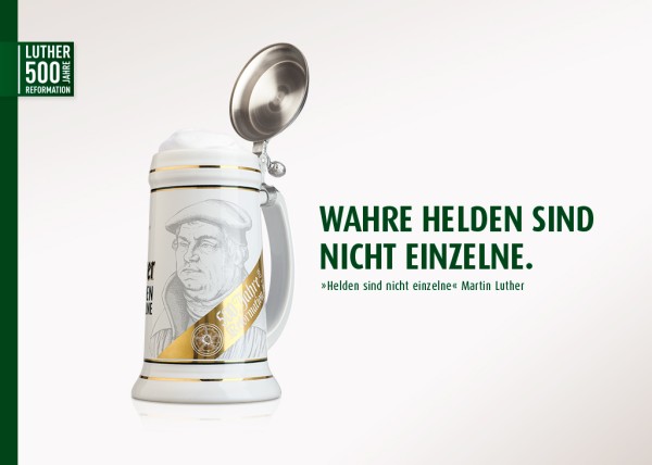 Ein Bierkrug mit dem Porträt einer historischen Persönlichkeit ist abgebildet, der Deckel ist offen.