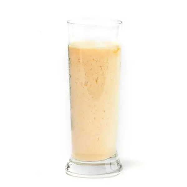 Ein hoher durchsichtiger Glasbehälter ist fast vollständig mit einem gelblichen Getränk gefüllt.