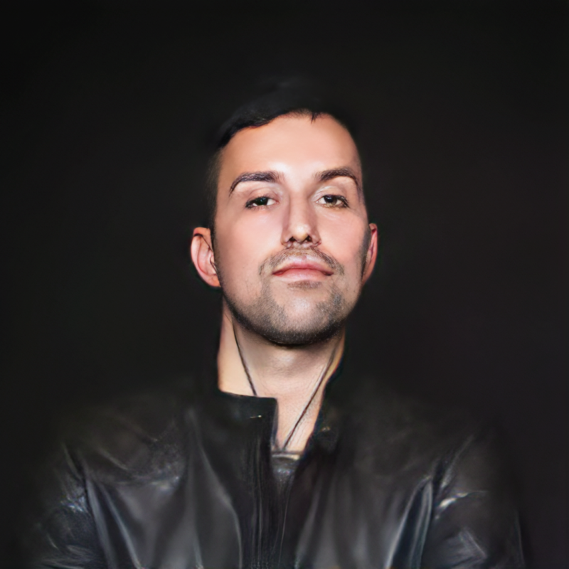 DJ Marcapasos blickt in schwarzer Lederjacke in die Kamera. Schwarzer Hintergrund.