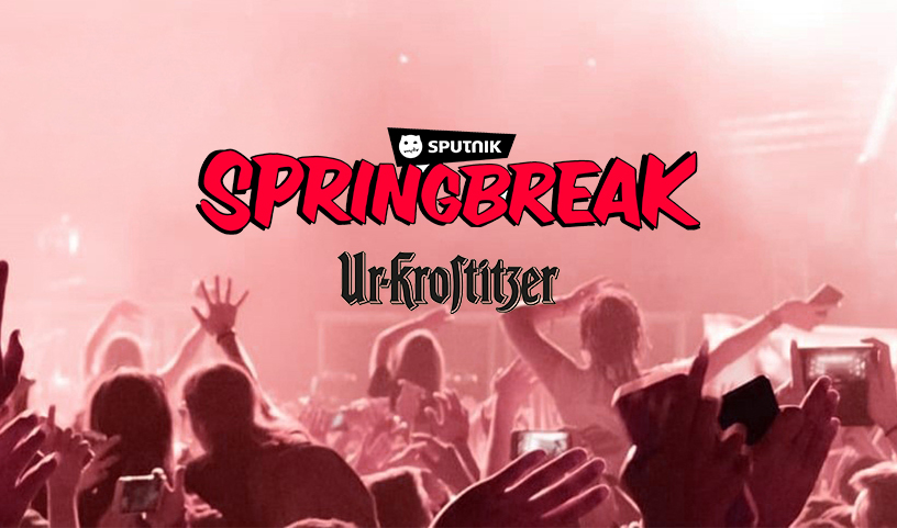 Eine Konzertszene mit feiernden Menschen und erhobenen Händen unter hellem Bühnenlicht, davor ein schwarz-rotes Logo mit dem Schriftzug Sputnik Springbreak