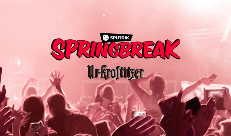 Eine Konzertszene mit feiernden Menschen und erhobenen Händen unter hellem Bühnenlicht, davor ein schwarz-rotes Logo mit dem Schriftzug Sputnik Springbreak