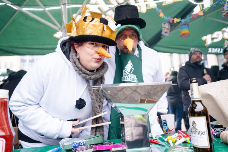 Zwei Personen in Schneemann-Kostüm mit Karottennase