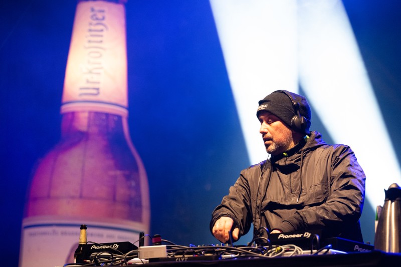 DJ auf einer Bühne beim Auflegen