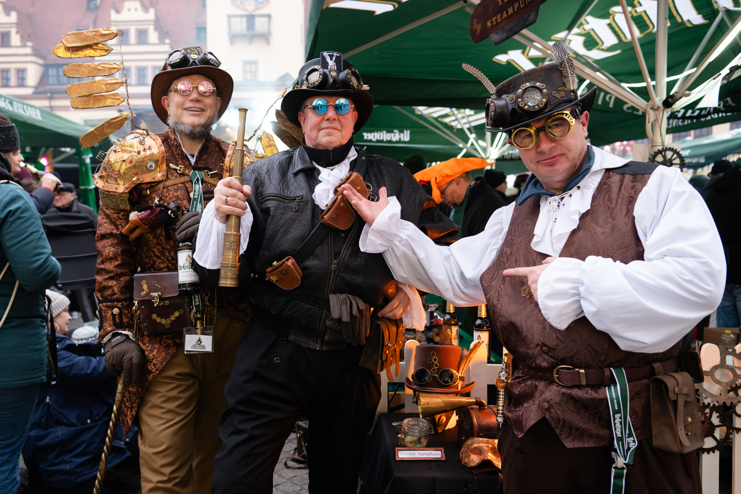 Drei Personen mit Kleidung im Steam Punk Stil