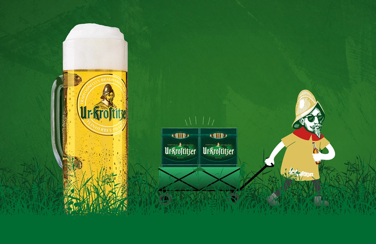 Ein großes Bierglas mit Schaum befindet sich links neben einer stilisierten Figur in Hopfenform, die ein kleines Bier hält.