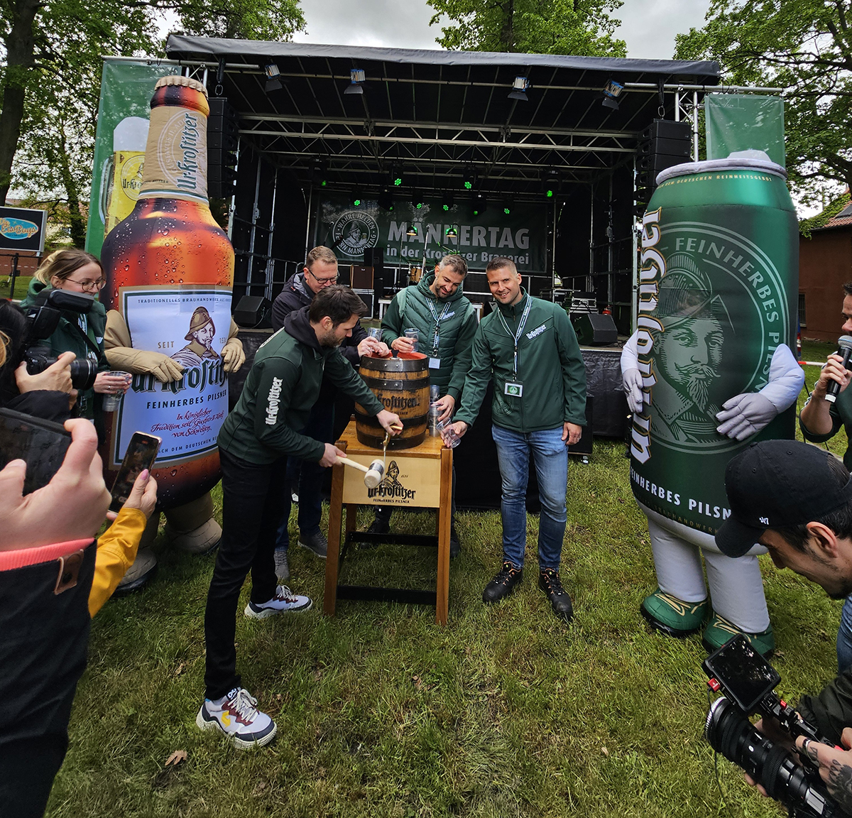 Ur Krostitzer Holzfass Anstich vor einer Bühne im Vordergrund befinden sich Fotografen.