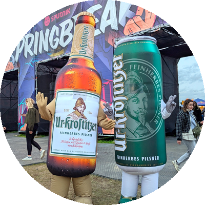 Die Maskottchen Uri und Uriette winken in die Kamera.