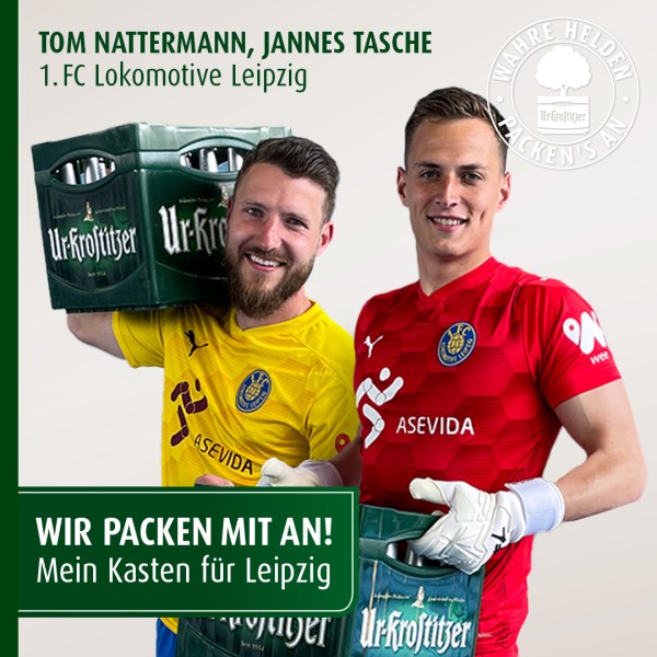 Zwei Fußballspieler in gelber und roter Sportkleidung tragen einen Bierkasten.