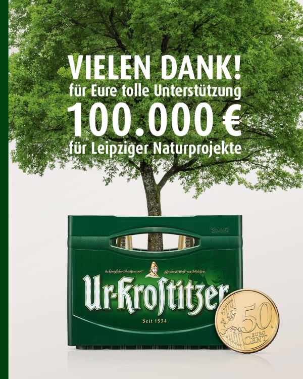 Ein grüner Getränkekasten und eine 50-Cent-Münze sind unter einem großen Baum zu sehen, darüber steht eine Danksagung für die Unterstützung von Naturprojekten.
