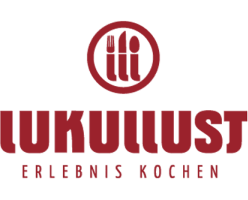 Ein Logo besteht aus einem roten Kreis mit zwei vertikalen Linien und darunter steht in Rot der Text Erlebnis Kochen.