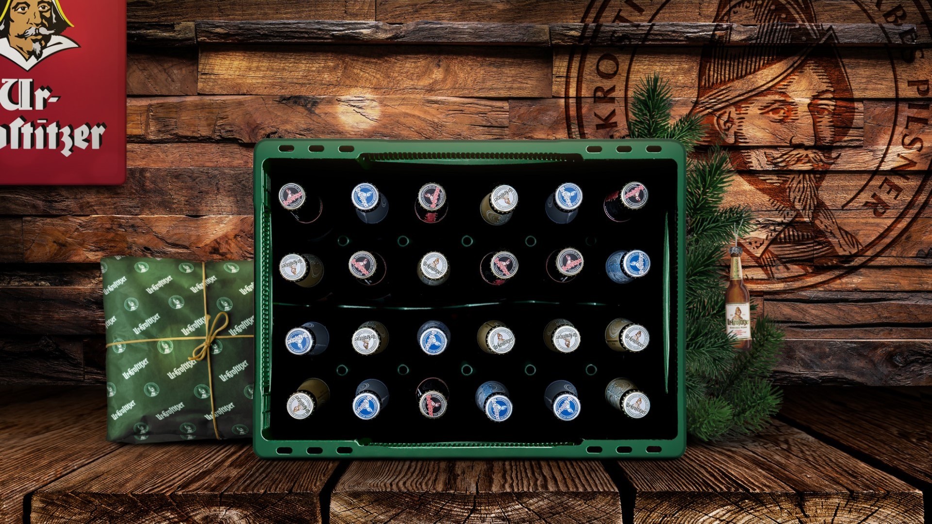 Ein grüner Flaschenöffner steht vor einer hölzernen Wand mit einem eingravierten Porträt.